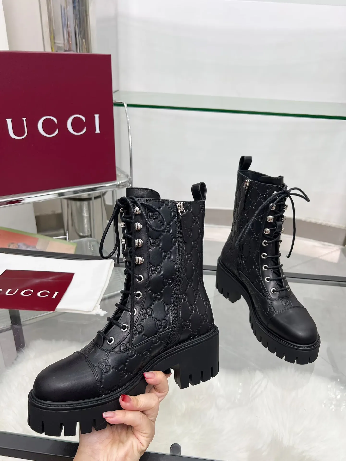 👟👟Ex-factory price 660👟👟 New version of Gucci GUCCI hot sale✅Ankle boots 🎉Very easy to match👍Specially showing retro British style, advanced 3D printing, front Gucci buckle decoration💎LOGO✅ Fabric: imported cowhide🐂 Inner/foot pads: cow lining Color: black green Size: 35-42 {2 heads need to be customized} Heel height: 5cm TPU outsole Packing: Comes with card and cloth bag.